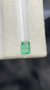 Esmeralda Zambiana Natural Certificada, Corte Octogonal, con Buen Brillo, Piedra Preciosa Suelta para Joyería, 1.14 Quilates - Product Image 4