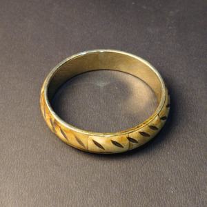 Brazalete de Hueso Natural con Motivo de Hoja Grabado a Mano – Joyería Botánica Vintage Tallada – Brazalete Orgánico Sostenible con Forro de Latón - Product Image 5