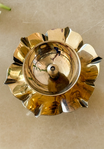 Lampe à huile traditionnelle en laiton en forme de lotus luxuriant pour la Pooja, le Mandir, le temple domestique, la décoration de Diwali, la décoration festive et les prières - Product Image 6