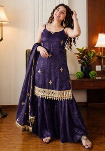 Ensemble Anarkali brodé violet avec bordure miroir, robe coupe classique et dupatta, vêtements pakistanais pour mariage, Diwali et fêtes - Product Image 2