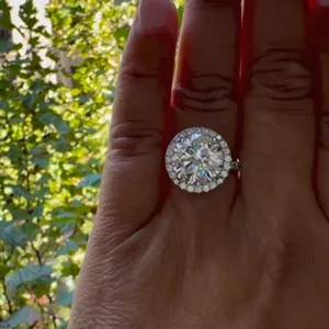 Anillo de Compromiso Clásico Vintage con Halo de Moissanita de Corte Redondo de 4.95 TCW, Plata de Ley con Baño de Rodio, Engaste de Garras, para Mujer - Product Image 6