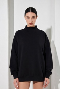 Femme confiante portant un sweat-shirt vert émeraude riche à col montant, coupe ample parfaite, dans un éclairage de studio clair. - Product Image 3
