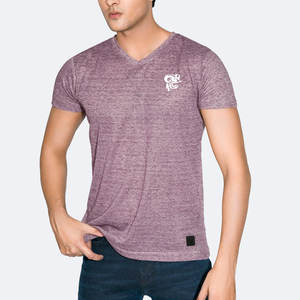 T-shirt pour homme élégant et décontracté à col en V, en coton premium, tissu doux et respirant pour un look streetwear - Product Image 1