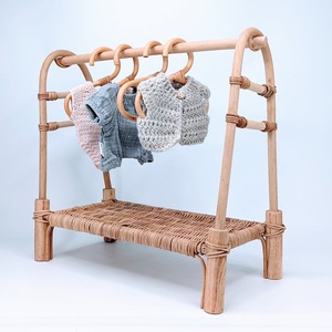 Porte-vêtements pour poupées en rotin naturel de qualité supérieure, fabriqué à la main, pour poupées bébés, jouets pour jeux d'imitation pour enfants - Product Image 3