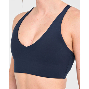 Último modelo de sujetador deportivo transpirable azul marino, tallas grandes, de alto soporte, con tirantes traseros ajustables, escote en V y logo frontal alto, para adulto. - Product Image 1
