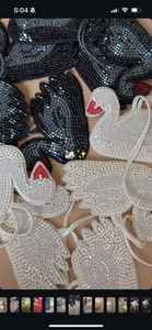 พวงกุญแจประดับลูกปัด งานแฮนด์เมด ดอกไม้กลีบขาว ของตกแต่งกระเป๋า ของขวัญสำหรับฤดูใบไม้ผลิ - Product Image 2