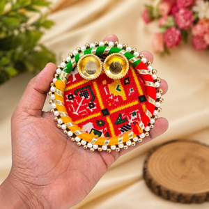 Plateau traditionnel pour Haldi Kumkum, support pour assiettes de Puja Navratri, cadeau de Diwali, assiette de Puja artisanale, assiettes de décoration religieuse Roli - Product Image 1