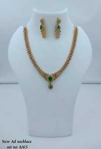 Conjunto de Collar y Pendientes de Perlas Geométricas Plateados de la Colección Fancy, Joyería de Boda para Mujer, Estilo Clásico con Pedrería de Alta Calidad - Product Image 4