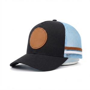 Casquette Trucker en Maille Noire et Bleue à 6 Panneaux, Réglable avec Patch en Cuir Marron, Idéale pour le Printemps et l'Été, Style Décontracté pour l'Extérieur - Product Image 1