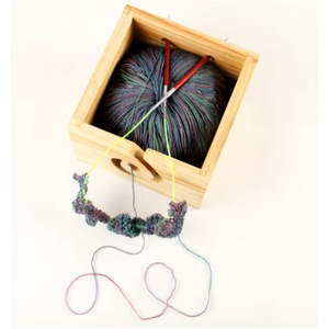 Bol à laine en bois de noyer fait main de luxe - Bol de rangement décoratif et portable pour fil avec découpe en spirale et trous - Fournitures de tricot - Product Image 3