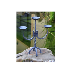 Grand candélabre antique en fer forgé avec un beau design de bras de défilement parfait pour créer des décors de table vintage intemporels - Product Image 1