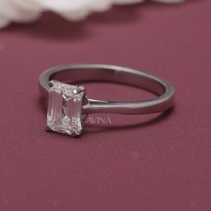 แหวนเพชรทรงเหลี่ยมมรกต รับรองโดย IGI ตัวเดียว ประดับบนทองคำ 18KT สีเหลือง/โรสโกลด์ และสีขาว - Product Image 2
