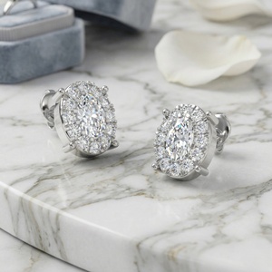 Boucles d'oreilles solitaires ovales en diamant de laboratoire de 1,30 carat, certifiées IGI, élégantes, serties à quatre griffes en or 10 carats - Product Image 1