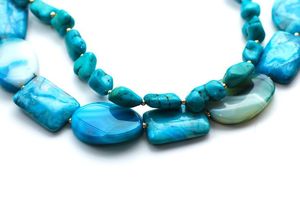Collier en résine imperméable peint à la main, fabriqué en Inde, pour femmes, accessoire de mode tendance sur le thème de la nourriture et de l'amour, vente en gros - Product Image 3