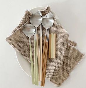 Juego de Cubiertos de Bambú con Acabado Dorado y Mango de Latón, 5 Piezas, Juego de Cuchillo, Tenedor y Cuchara de Metal Pulido a Espejo - Product Image 5