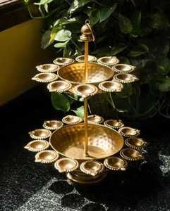 Candélabre circulaire en métal avec supports pour diya, pour les activités religieuses et les décorations festives - Product Image 1