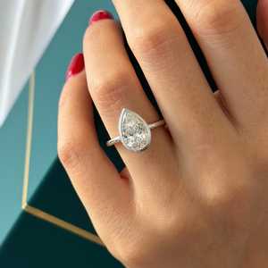 Bague de fiançailles moderne sertie de diamants de laboratoire de 3 carats en forme de poire, bague solitaire minimaliste, certifiée IGI - Product Image 1