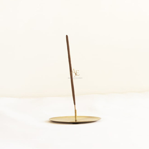 Porta Incienso de Metal Dorado de Lujo, Plato Redondo para Atrapar Cenizas, Moderno y Elegante, Fragancia para el Hogar, para Yoga y Estética - Product Image 1