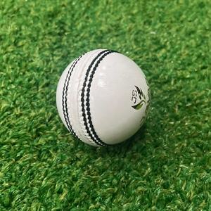 Nuevo Blanco Cuero puro Puntada a mano 5.5onz Alumn Cuero curtido Bolas de cricket blancas - Product Image 1