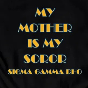 T-shirt personnalisé « Ma mère est ma soror » pour femme, noir, imprimé graphique, manches courtes, col rond, en coton, pour sororité grecque, famille, décontracté - Product Image 5