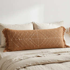 Housse de coussin lombaire brodée beige surdimensionnée, coussin d'appoint texturé pour lit, style contemporain pour la maison - Product Image 1