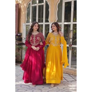 Vestido de noche de diseñador para fiestas Trabajo bordado para un aspecto elegante - Product Image 1