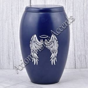 Urne funéraire sophistiquée en aluminium présentant un souvenir commémoratif au design unique fabriqué à la main par Axiom Home Accents - Product Image 4