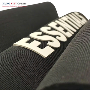 Etiquetas personalizadas 3D de silicona con logotipo elevado para camisetas, impresión de alta densidad, pegatina de transferencia de calor con borde cuadrado cortado con láser para ropa - Product Image 3