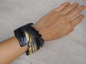 กำไลข้อมือทำจากเขาควายธรรมชาติ แกะสลักลายใบไม้ โดย Perfect Enterprises - Product Image 3