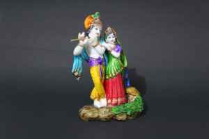 Statue de Radha Krishna en résine artisanale Nirmala, décoration religieuse traditionnelle du Rajasthan, pour la table du salon - Product Image 4