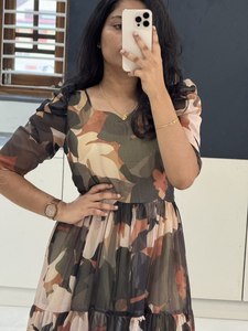 ชุดเดรสยาวลายดอกไม้ ดีไซน์ทันสมัย เหมาะสำหรับทุกโอกาส โดดเด่นด้วยความสง่างาม ผ้าชีฟอง Alfino คุณภาพดี เหมาะสำหรับใส่ในชีวิตประจำวัน - Product Image 4