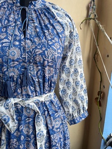 เดรสยาวผ้าฝ้ายพิมพ์ลายบล็อกขายดีปี 2026 เดรสลำลองแบบยาวทรงหลายชั้น มีกระเป๋า ราคาโรงงาน - Product Image 3