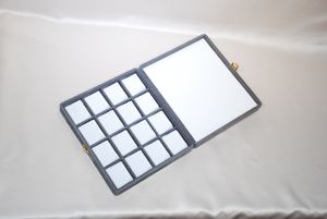 กล่องเก็บสร้อยคอแบบญี่ปุ่นพิมพ์ลายทรงสี่เหลี่ยมผืนผ้า 16 ช่อง พร้อมขอบโค้งมน ทำจากกระดาษกำมะหยี่ ขนาด 243x213x50 มม. - Product Image 3