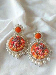 Boucles d'oreilles brodées à la main sur mesure avec perles de verre bleues de 8 mm et sequins pour les magasins d'accessoires de mode - Product Image 2