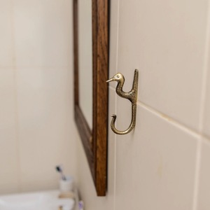 Porte-manteau mural décoratif vintage en métal à double crochet, robuste, pour manteaux, chapeaux et clés - Product Image 6