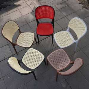 Chaise en plastique moulé imitation osier de couleur grise haut de gamme - Une chaise de jardin en plastique bien conçue - Product Image 3