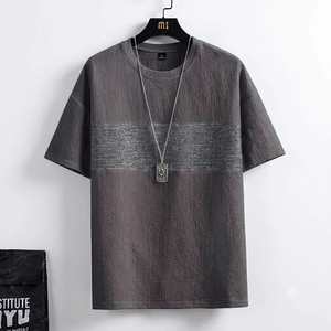 T-shirt décontracté et tendance pour homme, coupe droite, gris avec rayures imprimées sur la poitrine, épaules tombantes, collection été 2026, vente en gros - Product Image 1