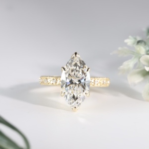 Anillo de boda vintage con diamantes marquise, estilo antiguo impresionante, con patrones florales y de hojas grabados, y grabado milgrain. - Product Image 1