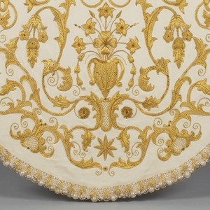 Insignia de tela bordada clásica con patrón floral dorado y cuentas, de forma irregular, para coser en prendas de vestir. - Product Image 5