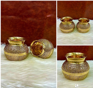 Kalash ornamental de latón con figuras de dioses en relieve y tallados tradicionales de templo. Disponible a precios de mayorista. - Product Image 2