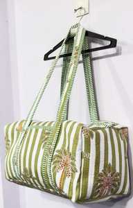 Ce sac de voyage élégant présente un design tropical rafraîchissant avec des rayures vertes et blanches verticales, d'une allure moderne. - Product Image 2