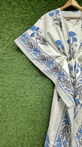 ชุดเดรสคาฟทันผ้าฝ้ายลายดอกไม้สีฟ้าขาวสำหรับผู้หญิง งานแฮนด์เมดพิมพ์ลายบล็อกอินเดีย ทรงหลวมใส่สบาย เหมาะสำหรับใส่ไปชายหาดหรือเป็นชุดนอน - Product Image 3