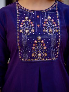 Conjunto de Kurti Bordado Premium para Mujer en Viscosa Mango Silk con Dupatta de Seda Maslin |   Fabricante de Ropa al por Mayor - Product Image 4