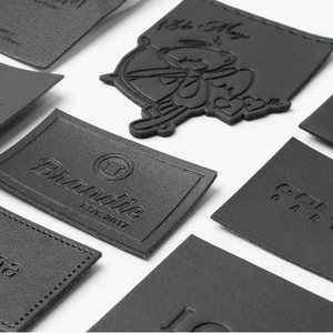 Patch rectangulaire en cuir véritable marron avec logo personnalisé OEM, impression dorée à chaud et trous de couture pour jeans, sacs, chapeaux - Product Image 5