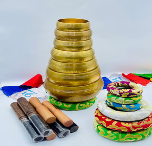 Juego de cuencos tibetanos de siete chakras de colores, con cojines y palillos de percusión, disponible a precios de mayorista. - Product Image 3
