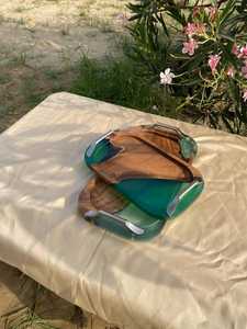 Plateau de service décoratif en résine bleue côtière et bois massif avec élégantes poignées dorées pour le petit-déjeuner, le thé et les charcuteries - Product Image 5