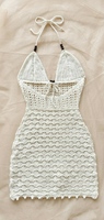Robe mini blanche en crochet faite main avec motif en dentelle et dos à nouer, taille empire illusion, pour les vacances d'été