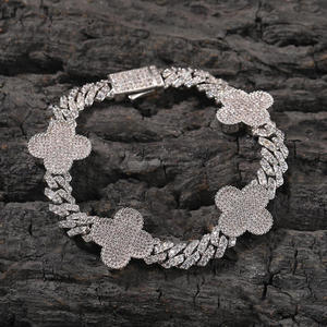 Pulsera de eslabones en tono plateado con cuatro motivos de trébol cubiertos de cristales para compradores mayoristas de joyería y minoristas de moda - Product Image 1
