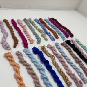Fils de Soie de Mûrier Naturelle Teints à la Main en Gros, Mini Pelotes de 10 Grammes, Teintures Botaniques Écologiques Extraits de Plantes - Product Image 4