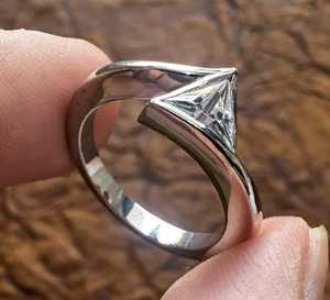 แหวนมอสซาไนต์ทรงสามเหลี่ยม 2.02 กะรัต ดีไซน์วงแหวนแบบไขว้ สำหรับผู้หญิง เงินแท้ 925 เหมาะสำหรับงานแต่งงาน ของขวัญสำหรับคนรัก - Product Image 4
